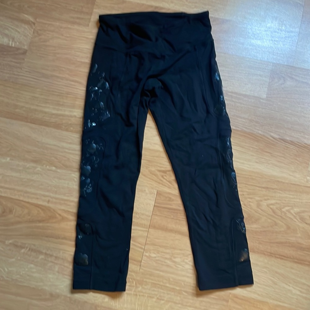 Black Lululemon Racer Tank Top and Cropped 3/4 Length Lululemon Legging - Size 6